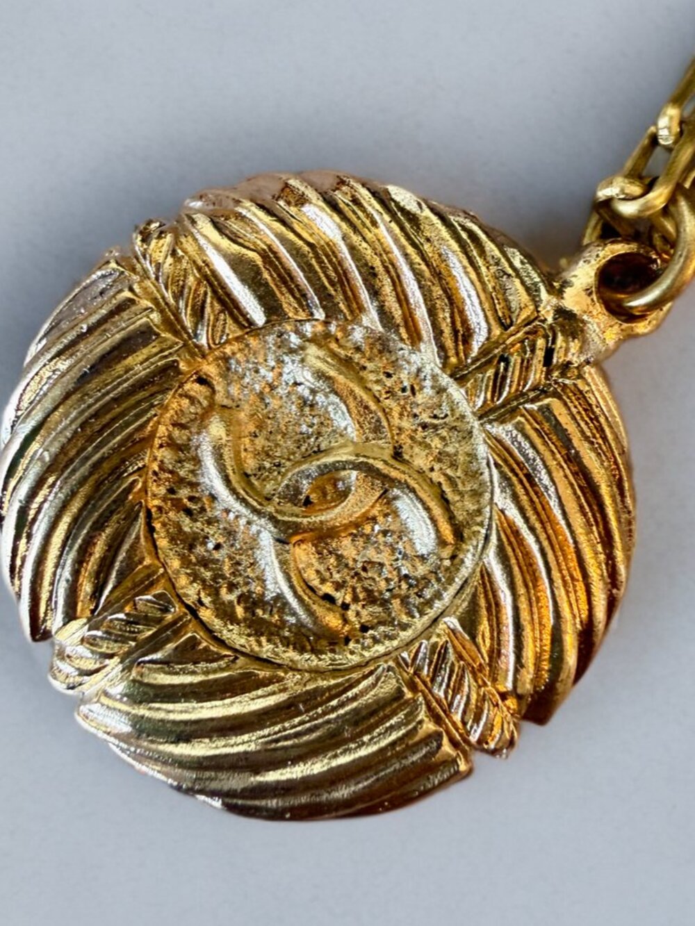 Vintage Chanel Gold-Plated CC Logo Round Pendant Paperclip Chain Necklace - Picture 4 of 7